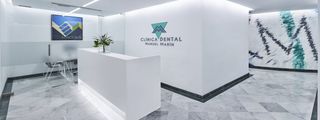 Máster en Periodoncia e implantología por la Universidad Europea de Madrid.